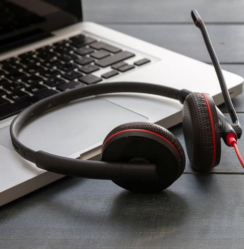 headset-op-zwarte-achtergrond-de-helpdesk-van-klantendienst-het-centrum-vraag-voor-klantenservice-call-centre-en-home-office-199053329-1-1